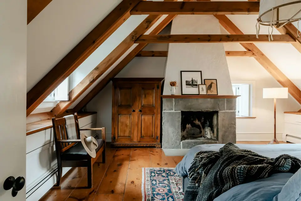 Chambre aménagée sous une charpente apparente