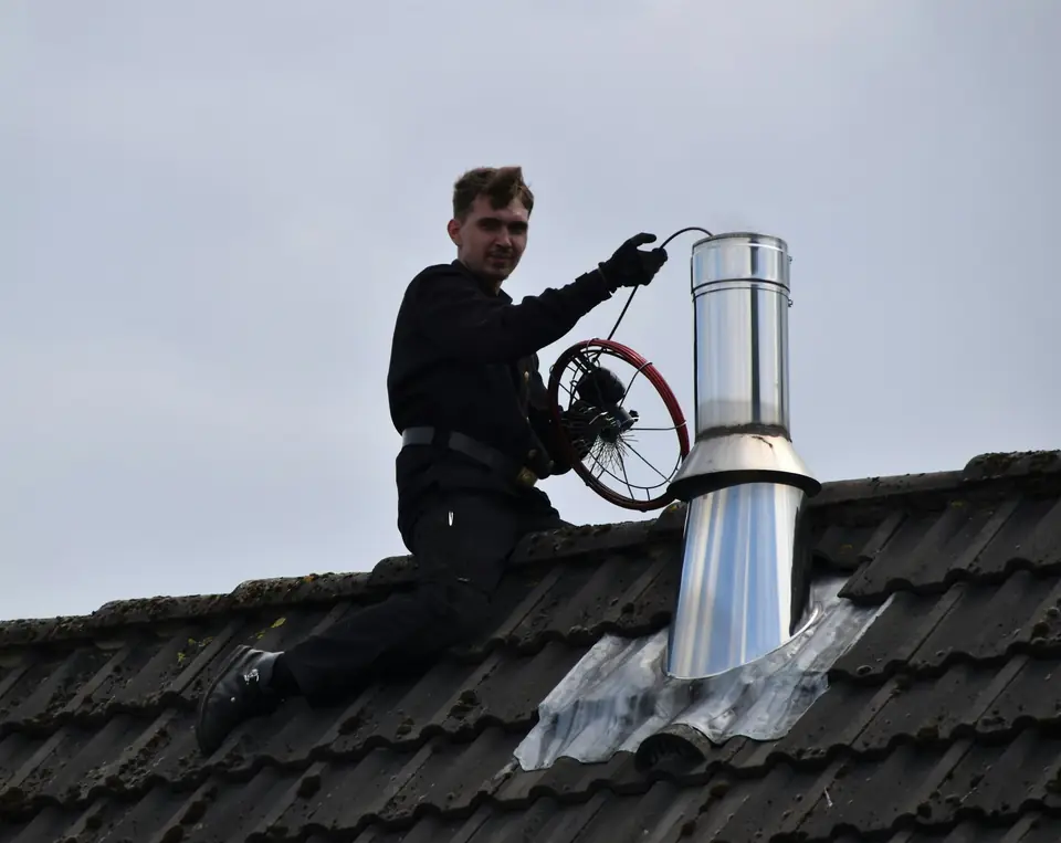 Ramoneur sur un toit, hérisson en main
